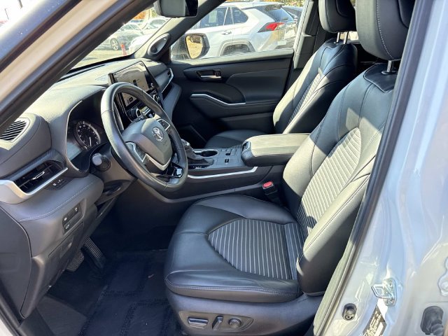 Used 2023 Toyota Highlander XSE FWD image 14