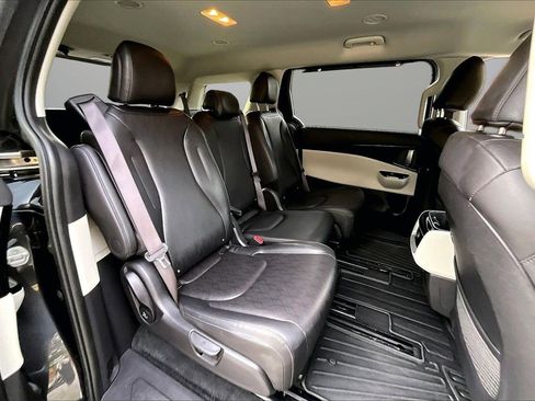 Used 2024 Kia Carnival EX image 24