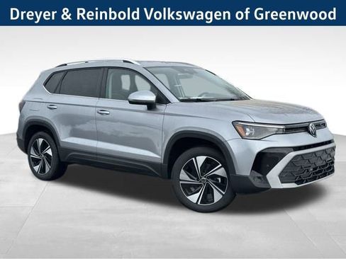 New 2026 Volkswagen Taos SE image 1