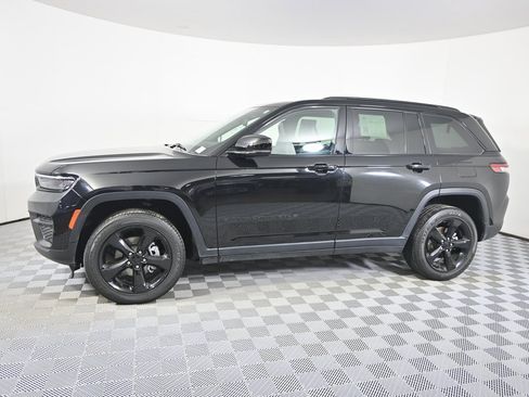 Used 2022 Jeep Grand Cherokee Altitude image 2