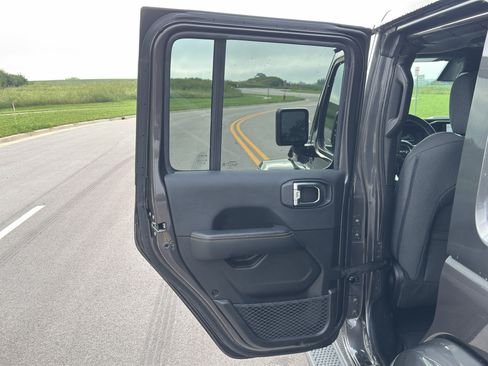 Used 2025 Jeep Wrangler Unlimited Sahara AWD/4WD image 32