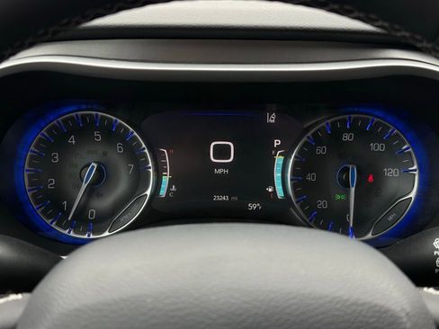 Used 2025 Chrysler Pacifica Select image 29