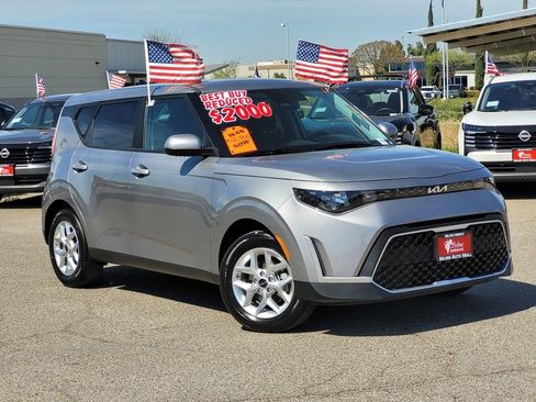 Used 2025 Kia Soul LX FWD image 2