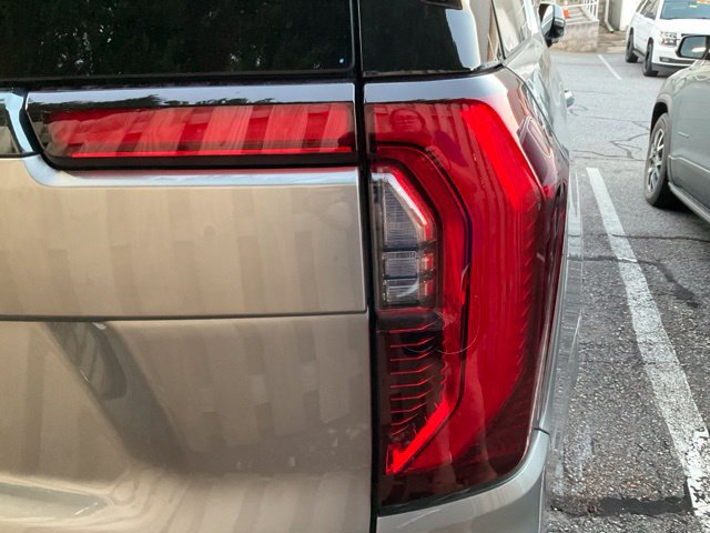 Used 2025 GMC Yukon Denali Ultimate AWD/4WD image 9