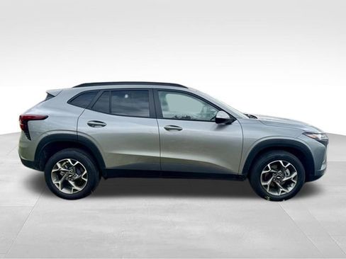 Used 2025 Chevrolet Trax LT FWD image 9