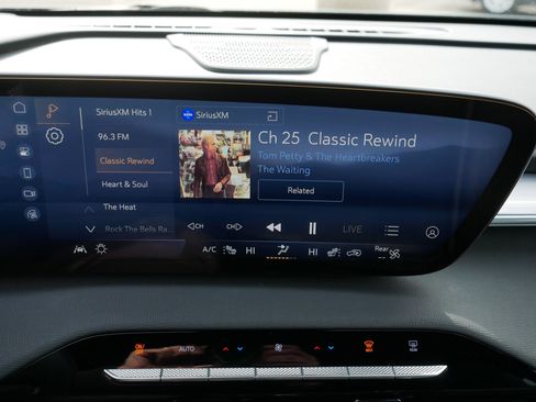 Used 2025 Buick Enclave Preferred image 22