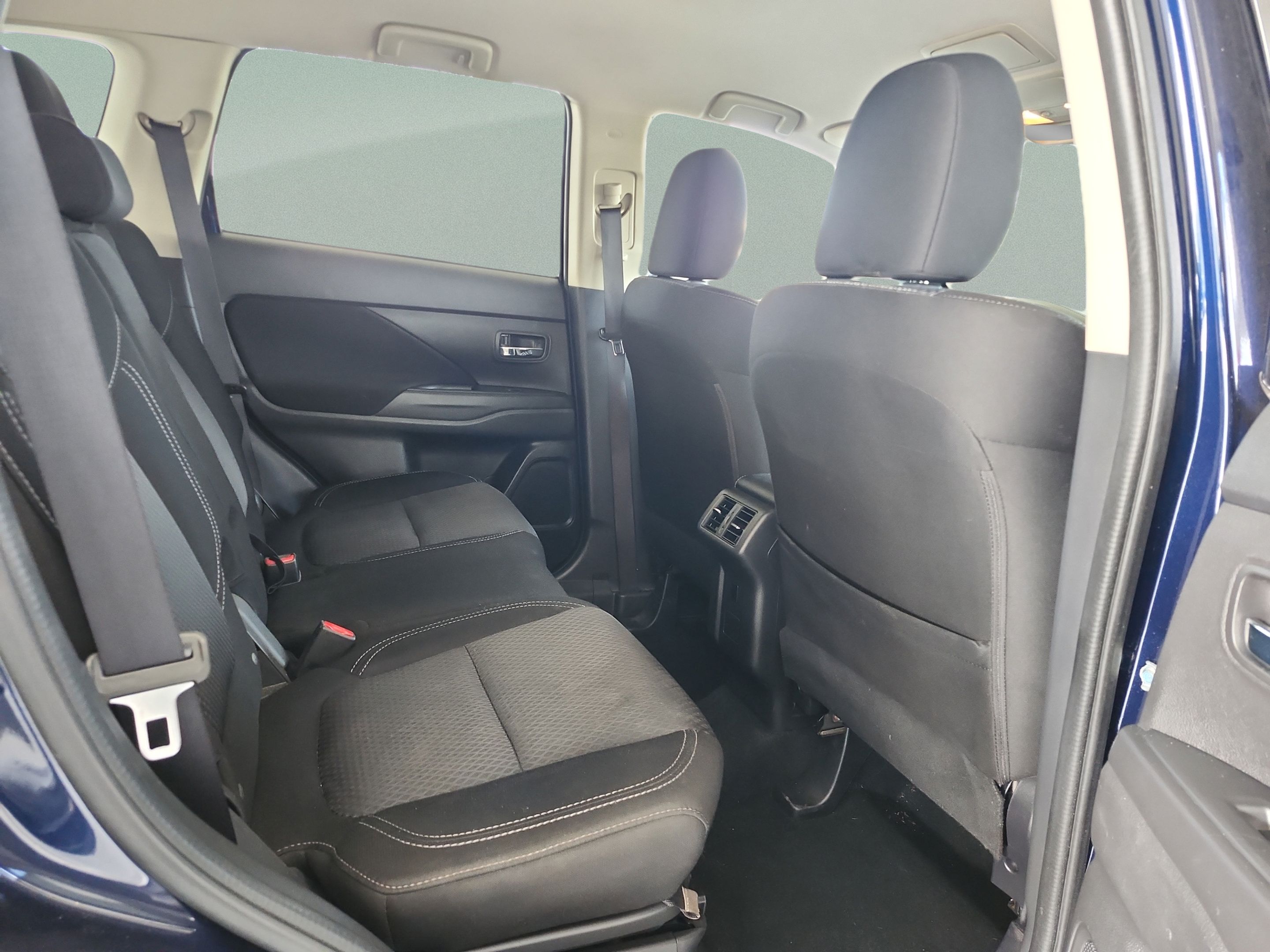 Used 2020 Mitsubishi Outlander ES FWD image 19