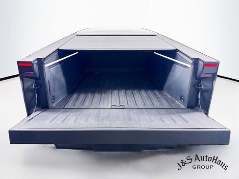 Used 2024 Tesla Cybertruck AWD Crew Cab image 34