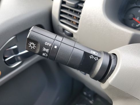 Used 2011 Nissan Frontier SV image 21