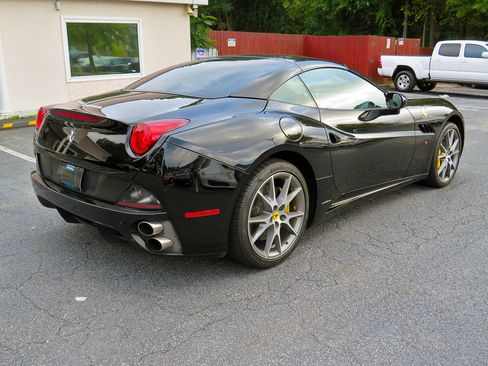 Used 2011 Ferrari California image 12