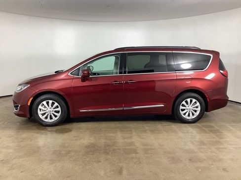 Used 2017 Chrysler Pacifica Touring-L FWD image 8