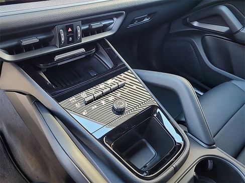 Used 2025 Porsche Cayenne image 25