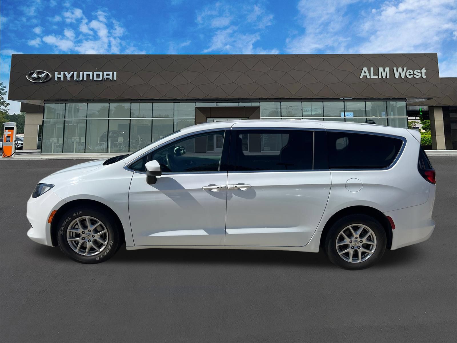 Used 2022 Chrysler Voyager LX FWD image 8