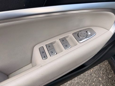 Used 2023 Genesis G70 2.0T image 13