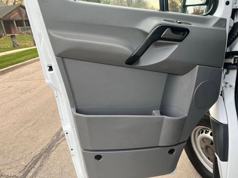 Used 2014 Freightliner Sprinter 2500 image 19