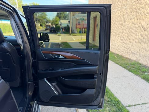 Used 2018 Cadillac Escalade ESV Luxury AWD/4WD image 19