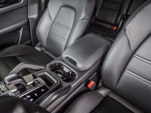 Used 2019 Porsche Cayenne image 32