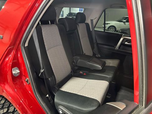 Used 2020 Toyota 4Runner SR5 AWD/4WD image 23