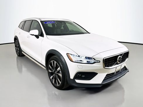 Used 2023 Volvo V60 B5 Cross Country Ultimate w/ Climate Package AWD/4WD image 3