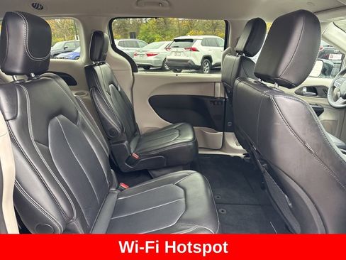 Used 2024 Chrysler Pacifica Touring-L image 22