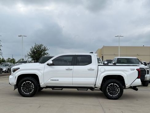 Used 2025 Toyota Tacoma TRD Sport AWD/4WD image 4
