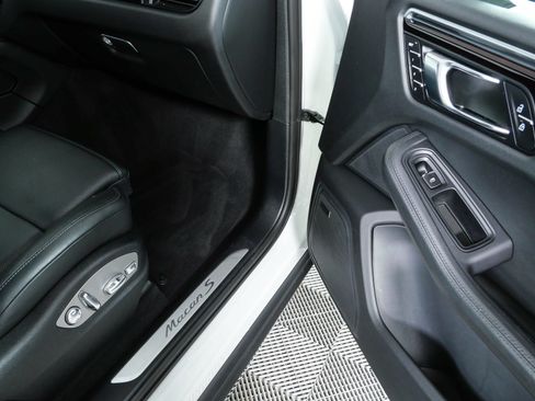 Certified 2021 Porsche Macan S AWD/4WD image 27