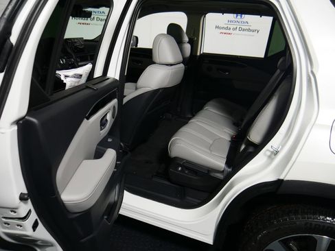 New 2025 Honda Pilot Touring image 16