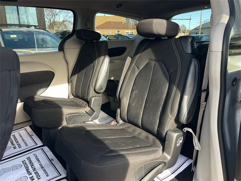 Used 2022 Chrysler Voyager LX image 19