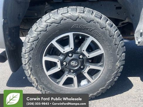 Used 2010 Toyota Tundra 4x4 CrewMax image 8