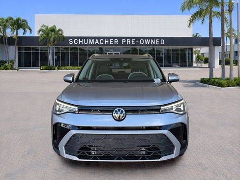 Used 2025 Volkswagen Taos SE FWD image 2