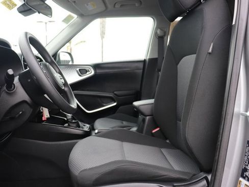 Used 2025 Kia Soul LX w/ LX Technology Package FWD image 11
