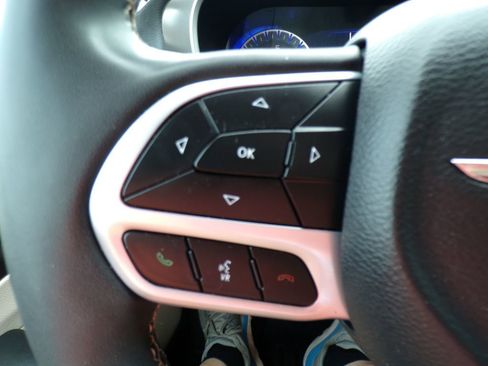 Used 2023 Chrysler Pacifica Touring-L FWD image 17