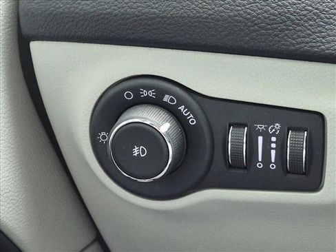 Used 2018 Jeep Compass Latitude FWD image 4