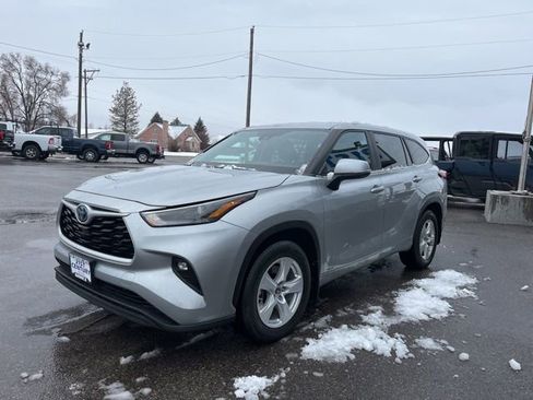 Used 2023 Toyota Highlander LE AWD/4WD image 3
