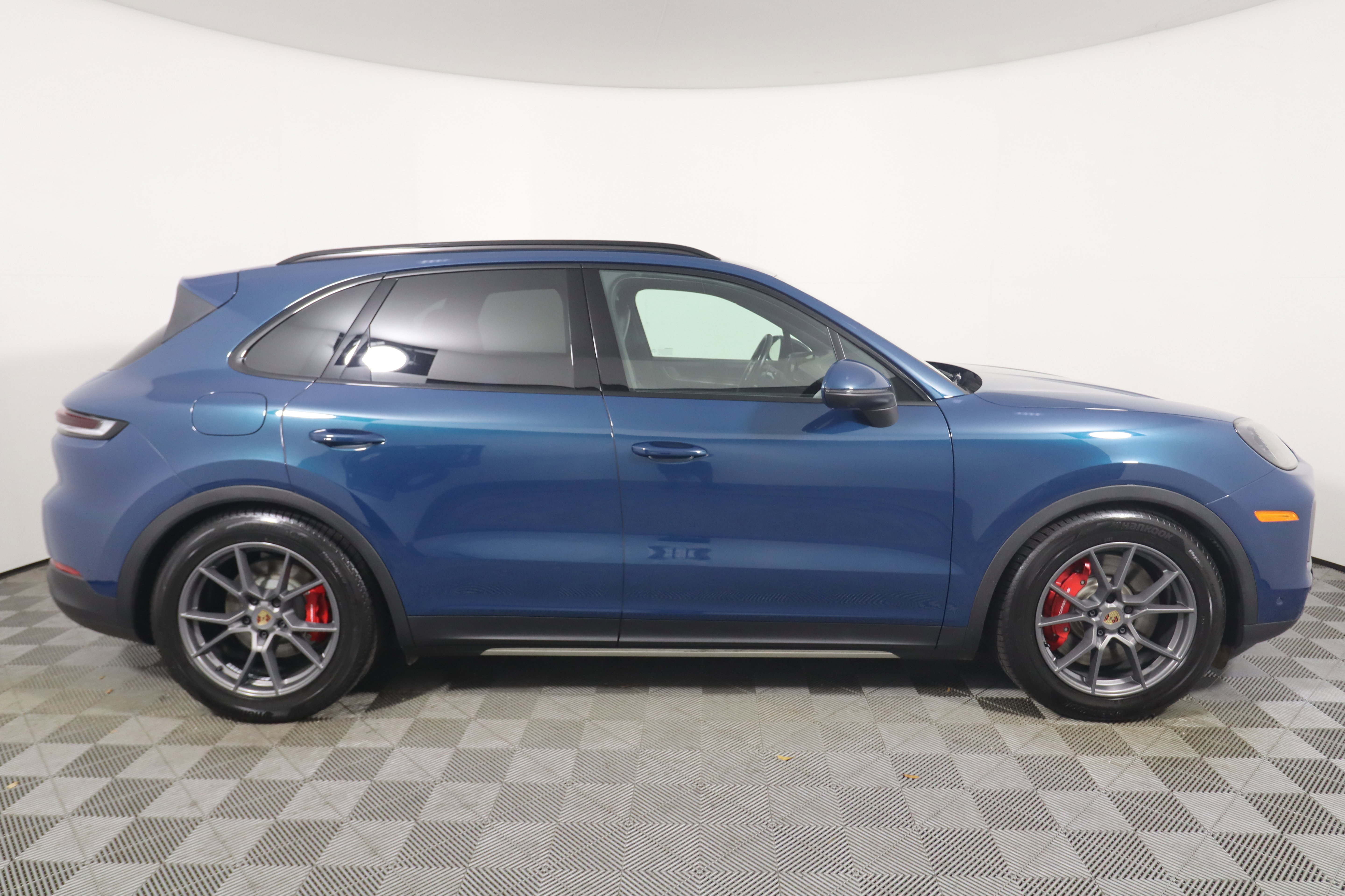 Used 2025 Porsche Cayenne S AWD/4WD image 8