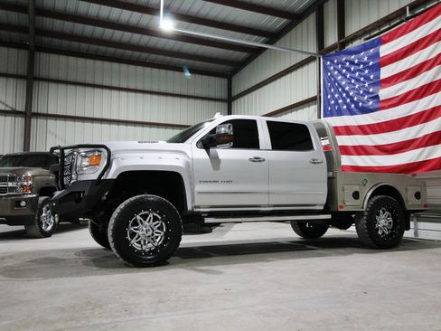 Used 2018 GMC Sierra 2500 Denali w/ Duramax Plus Package AWD/4WD image 4