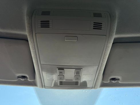 Used 2018 Volkswagen Tiguan S image 17