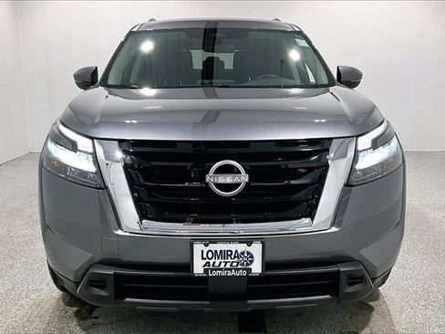 Used 2024 Nissan Pathfinder SV image 2