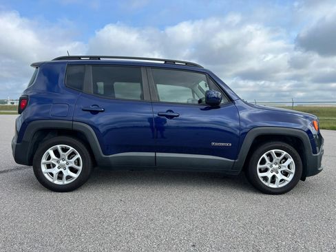 Used 2018 Jeep Renegade Latitude FWD image 8