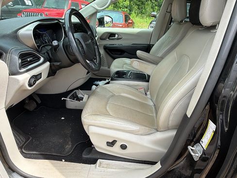 Used 2021 Chrysler Pacifica Touring-L FWD image 15