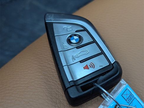 Used 2022 BMW M550i xDrive image 24