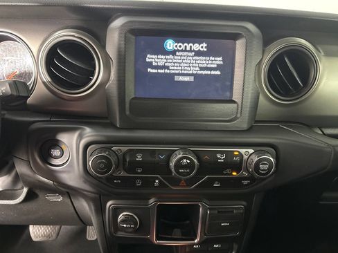 Used 2023 Jeep Gladiator Sport w/ Off Road Group AWD/4WD image 17