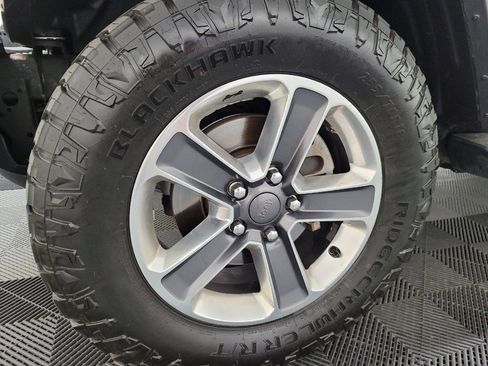 Used 2018 Jeep Wrangler Unlimited Sahara w/ LED Lighting Group AWD/4WD image 31