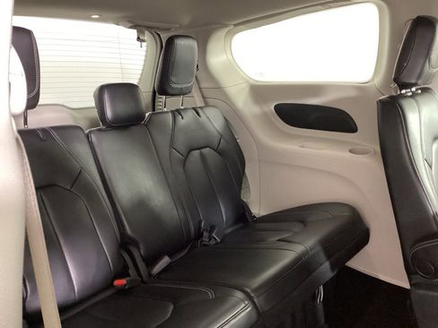 Used 2023 Chrysler Pacifica Touring-L image 10