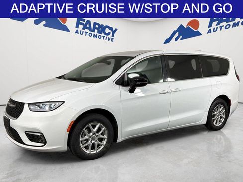 Used 2025 Chrysler Pacifica Select FWD image 1