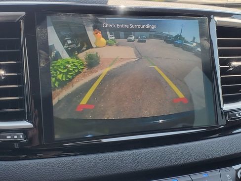 Used 2024 Chrysler Pacifica Touring-L FWD image 19