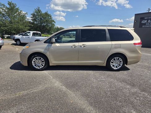 Used 2011 Toyota Sienna XLE FWD image 1