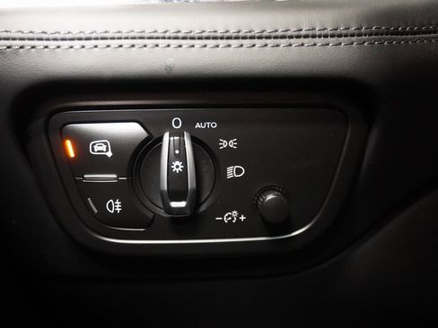 Used 2019 Bentley Bentayga image 25