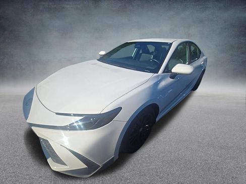 Used 2025 Toyota Camry SE FWD image 3