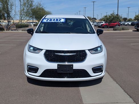 Used 2024 Chrysler Pacifica Touring-L image 8